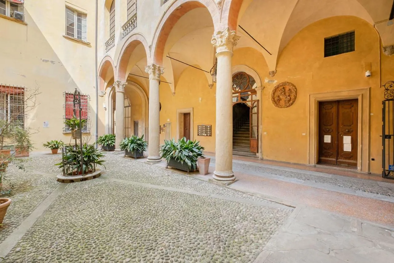 Exclusive & Elegant Palazzo Bianconcini Apartment Bolonia
